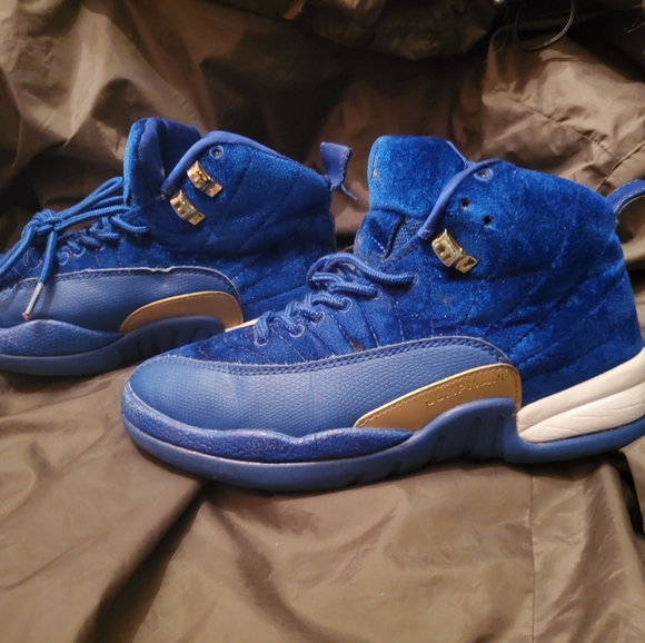 Air Jordan 12 Michigan - Picture 2 of 13